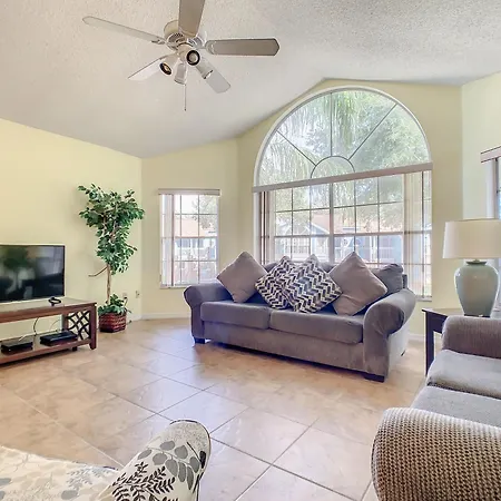 Quaint Getaway! 3 Bedroom Condo Near Disney Parks!